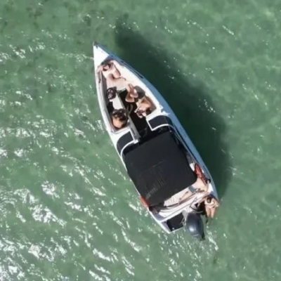 PASSEIO DE LANCHA VOLTA À ILHA